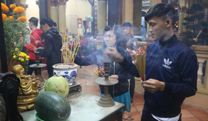 Nhiều bạn trẻ đến thắp hương, lễ Phật tại chùa Vĩnh Tràng.