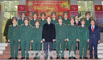   President Tran Dai Quang visits the Signal High Command on the New Year's Eve. (Photo: VNA)