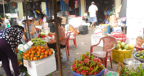 Người dân mua trái cây ở chợ Thạnh Trị ngày 30 tết.
