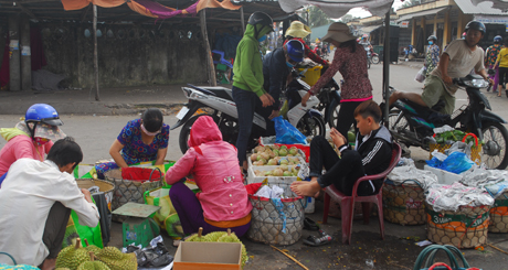 Một số tiểu thương nán lại bán cho xong ở chợ trái cây Vĩnh Kim.