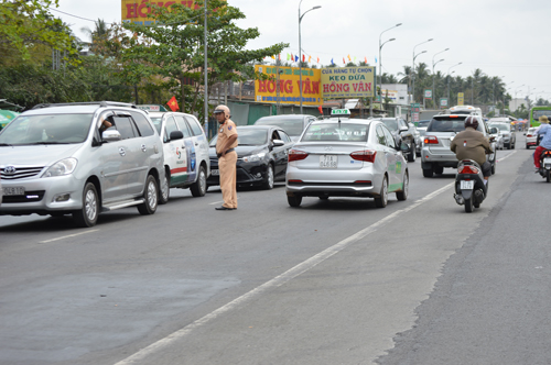 Lực lượng tỉnh Bến Tre phối hợp điều tiết giao thông.