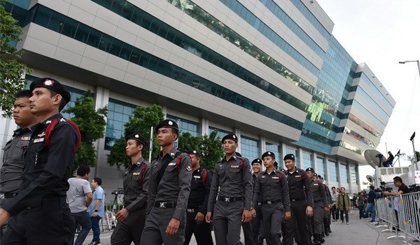 Cảnh sát tuần tra gần Tòa án tối cao ở Bangkok, Thái Lan ngày 25/8. Nguồn: THX/TTXVN