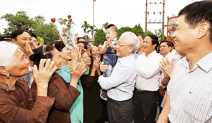 Party General Secretary Nguyen Phu Trong joins residents in Hai Phong city at the great national unity festival. (Photo: VNA)