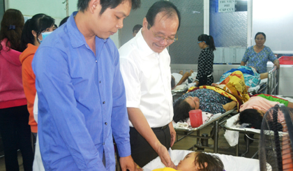 Phó Chủ tịch UBND tỉnh Trần Thanh Đức thăm khoa Cấp cứu Bệnh viện ĐKTT Tiền Giang tối ngày 30 tết 