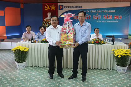 Đồng chí Võ Văn Bình (bên trái) chúc tết và tặng quà tại Công ty TICCO.