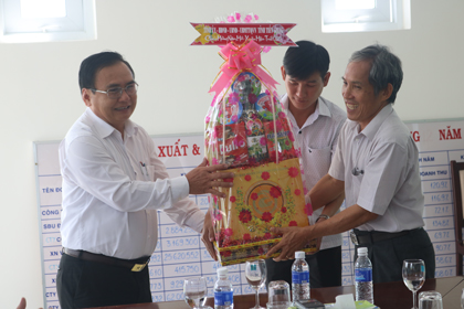 Đồng chí Võ Văn Bình chúc Tết và tặng quà tại Công ty TICCO.