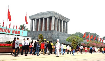 Over 18,000 people paid tribute to Uncle Ho during Tet holidays.