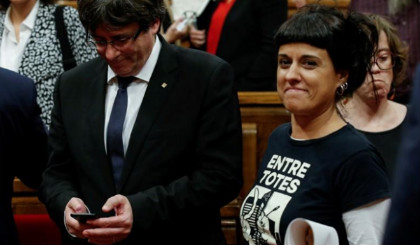 Cựu nghị sỹ thuộc Nghị viện Catalonia Anna Gabriel (phải). Nguồn: Reuters