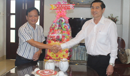 Chủ tịch UBND tỉnh Lê Văn Hưởng thăm, chúc tết Công ty TNHH Thuận Phú.
