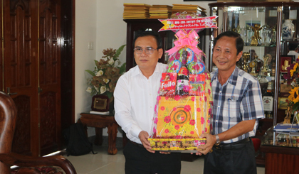 Deputy Secretary of the Tien Giang provincial Party Committee Vo Van Binh visits and extends Tet greeting to