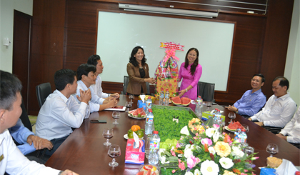 Vice Chairwoman of the Tien Giang provincial People's Council Nguyen Thi Sang extends Tet greeting to enterprises.
