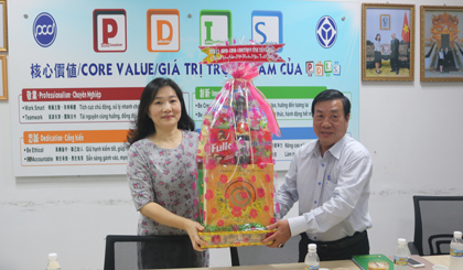 Đồng chí Nguyễn Ngọc Trầm trao quà cho đai diện Công ty TNHH Dụ Đức Việt Nam.