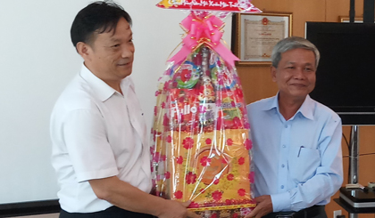 Đồng chí Trần Long Thôn tặng quà tại Công ty Trách nhiệm hữu hạng gia công đồng Hải Lượng Việt Nam