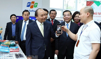 Prime Minister Nguyen Xuan Phuc was introduced to a hi-tech product (Source: VNA)