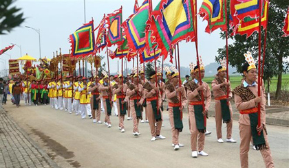 A palanquin procession taking offerings to the Au Co Temple (Photo: VNA)