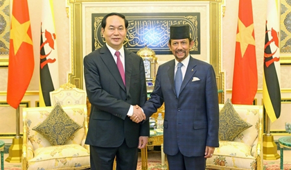 President Tran Dai Quang (L) meets with Brunei’s Sultan Haji Hassanal Bolkiah during the former's State visit to Brunei in August 2016 (Photo: VNA)