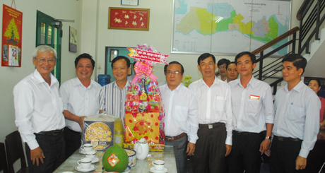 Chairman of the PPC Le Van Huong visits and extends Tet greeting to Thuan Phu Co., Ltd (in Chau Thanh district). Photo: MINH THANHPhoto: MINH THANH