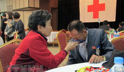 Người anh trai ở Triều Tiên Kim Chang-Ho (phải), 87 tuổi xúc động khi gặp lại em gái Kim Kum-Sun (trái), 78 tuổi, ở Hàn Quốc trong cuộc đoàn tụ gia đình ly tán ở Kumgang ngày 22/10/2015. Nguồn: AFP/TTXVN