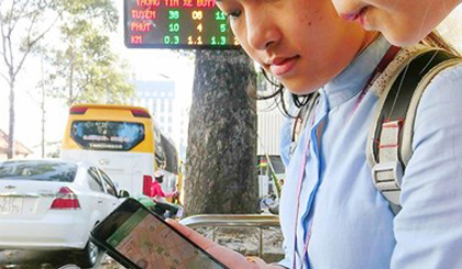 Students check bus routes on the BusMap app developed by HCM City, which is working towards becoming a smart city by 2020. (Source: sggp.org.vn)