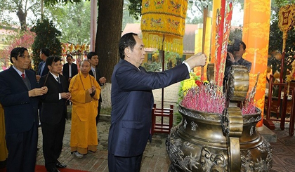 President Tran Dai Quang offers incense at the Thang Long Imperial Citadel’s Kinh Thien Palace.