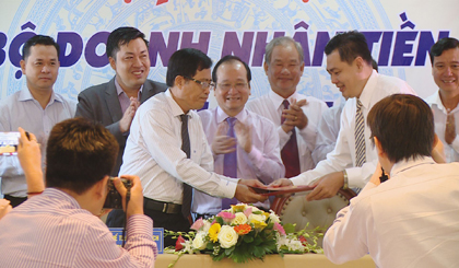 Signing memorandum undertanding on Tien Giang football development. Photo: thtg.vn