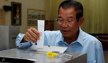 Thủ tướng Campuchia Hunsen đi bỏ phiếu. Nguồn: Reuters