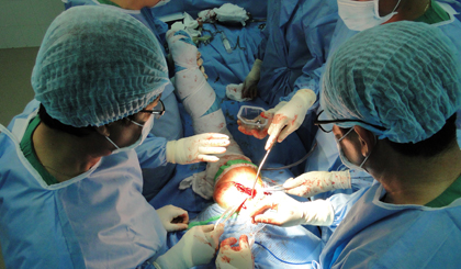 Bệnh viện ĐKTT Tiền Giang là 1 trong số ít bệnh viện tuyến tỉnh hiện nay thực hiện được phẫu thuật nội soi khớp gối, thay khớp gối. 