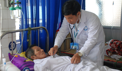 Bác sĩ Nguyễn Văn Dũng luôn chu đáo, tận tụy  với bệnh nhân.