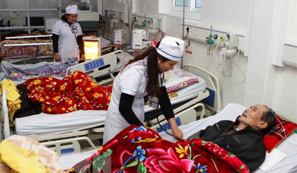Điều trị cho bệnh nhân nội trú tại Bệnh viện đa khoa thành phố Vinh (Nghệ An). Ảnh: Thanh Tùng/TTXVN