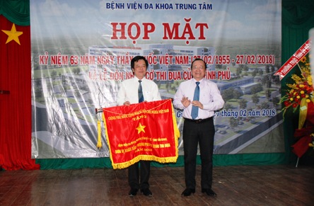  Đồng chí Trần Thanh Đức, Phó Chủ tịch UBND tỉnh trao cờ thi đua xuất sắc của Chính phủ cho Giám đốc Bệnh viện ĐKTTTG