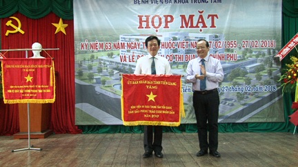 - Đồng chí Trần Thanh Đức, Phó Chủ tịch UBND tỉnh trao cờ thi đua Hạng Nhất cho Giám đốc Bệnh viện ĐKTTTG