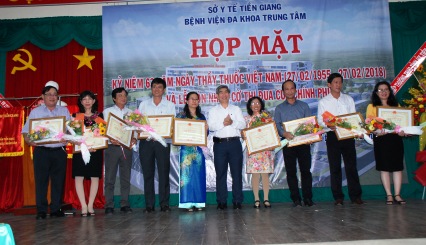 Giám đốc Sở Y tế Trần Thanh Thảo trao Bằng khen của UBND tỉnh cho các tập thể lao động xuất sắc