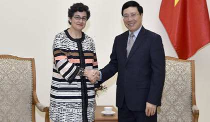 Deputy Prime Minister and Foreign Minister Pham Binh Minh (R) welcomes ITC Executive Director Arancha González (Photo: MOFA)
