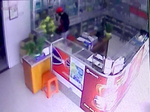  Đối tượng trộm cắp bị camera an ninh ghi lại. (ảnh chụp từ clip). 