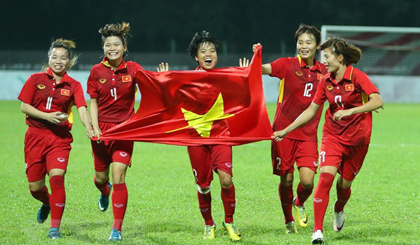 Các nữ cầu thủ Việt Nam vui mừng với tấm huy chương vàng giành được tại SEA Games 29. (Ảnh: Quốc Khánh/TTXVN)