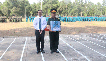 Đồng chí Nguyễn Văn Danh tặng quà cho Bộ Chỉ huy Quân sự tỉnh.