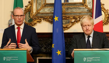 Ngoại trưởng Anh Boris Johnson (phải) và Ngoại trưởng CH Ireland Simon Coveney trong cuộc họp báo chung tại Dublin (Ireland) ngày 17/11/2017. Nguồn: AFP/ TTXVN