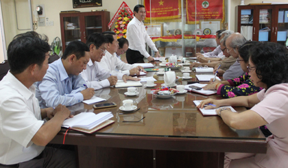 Đồng chí Lê Văn Hưởng phát biểu tại buổi làm việc với Hội NCT tỉnh