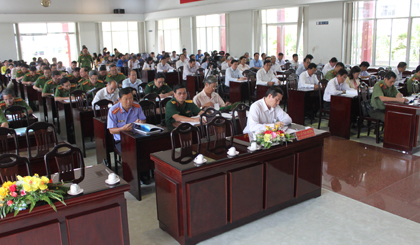 Chủ tịch UBND tỉnh Lê Văn Hưởng tham dự hội nghị