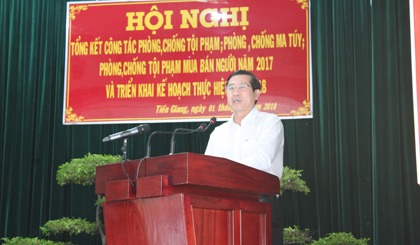 Đồng chí Lê Văn Hưởng phát biểu tại hội nghị