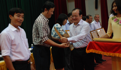 Đồng chí Trần Thanh Đức trao bằng khen cho các cá nhân