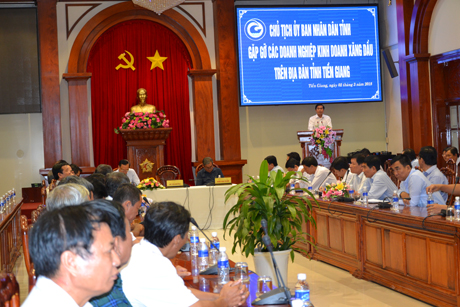 Chairman of the provincial People's Committee speaks with the enterprises.