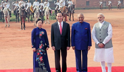 Chủ tịch nước Trần Đại Quang và Phu nhân với Tổng thống Ấn Độ Ram Nath Kovind và Thủ tướng Narendra Modi tại lễ đón. Ảnh: Nhan Sáng/TTXVN