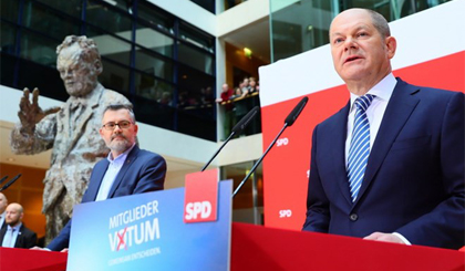 Chủ tịch tạm quyền đảng SPD, ông Olaf Scholz (phải) phát biểu tại Berlin ngày 4/3. Nguồn: AFP/TTXVN