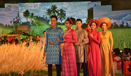 A fashion show of Ao Dai at the opening ceremony of the festival (Credit: tuoitre.vn)