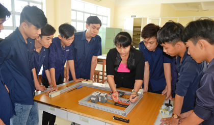 Học viên thực tập tại Xưởng điện công nghiệp Trường Trung cấp Nghề khu vực Cai Lậy.