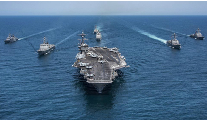 Tàu sân bay Mỹ và đội hình tàu hộ tống. Ảnh: US Navy