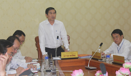 Chủ tịch UBND tỉnh Lê Văn Hưởng phát biểu tại phiên họp thành viên UBND tỉnh tháng 3.