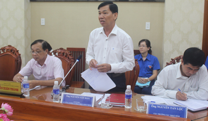Giám đốc Sở Nông nghiệp và Phát triển nông thôn Nguyễn Văn Mẫn trình bày 2 dự án của ngành Nông nghiệp trong năm 2018.