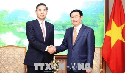 Deputy Prime Minister Vuong Dinh Hue (right) shakes hands with Shosuke Mori, head of the Sumitomo Mitsui Banking Corporation (SMBC)’s Asia Pacific Division. (Photo: VNA)